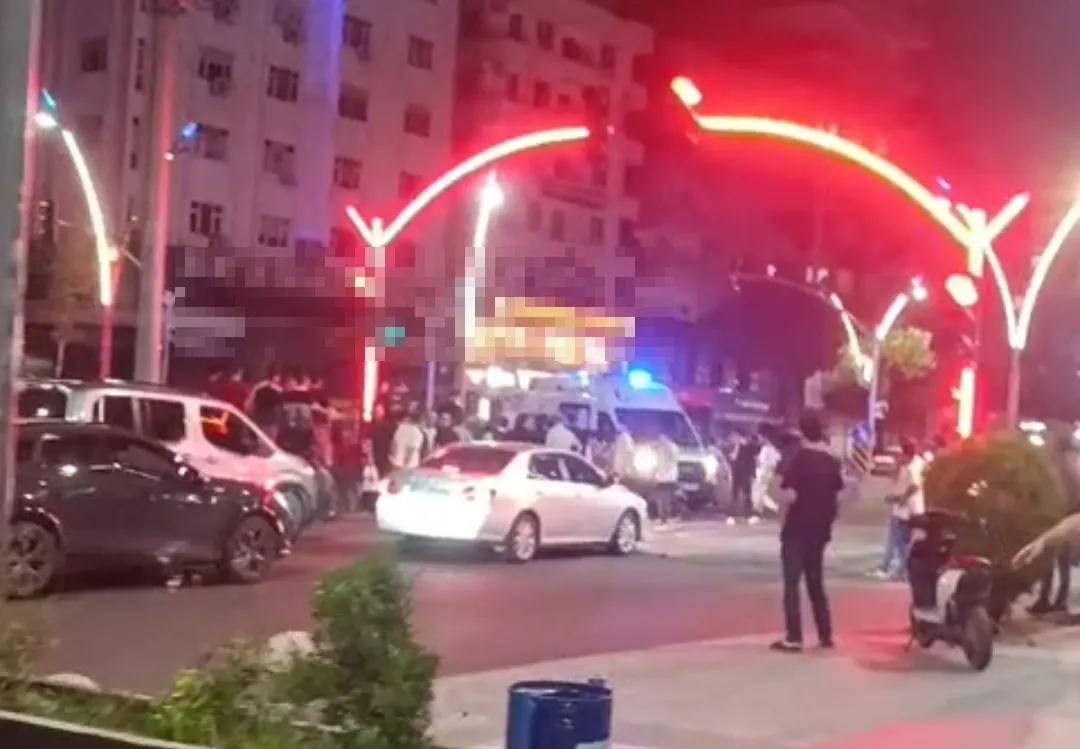 Batman kavşağında motosikletler çarpıştı 3 yaralı