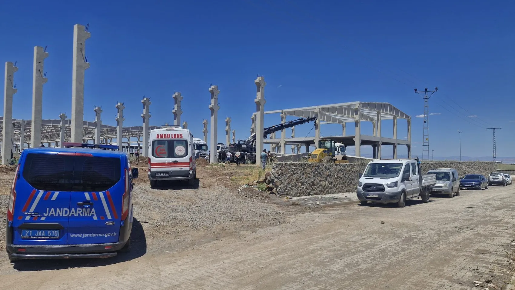 Diyarbakır'da inşaat faciası Beton blok işçilerin üzerine devrildi