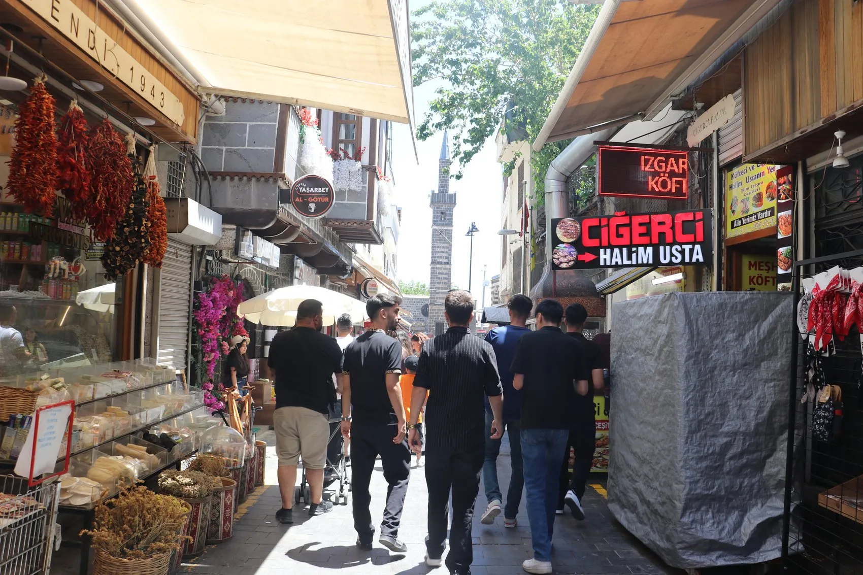 Diyarbakır sokakları turistlerle doldu esnafın yüzü güldü