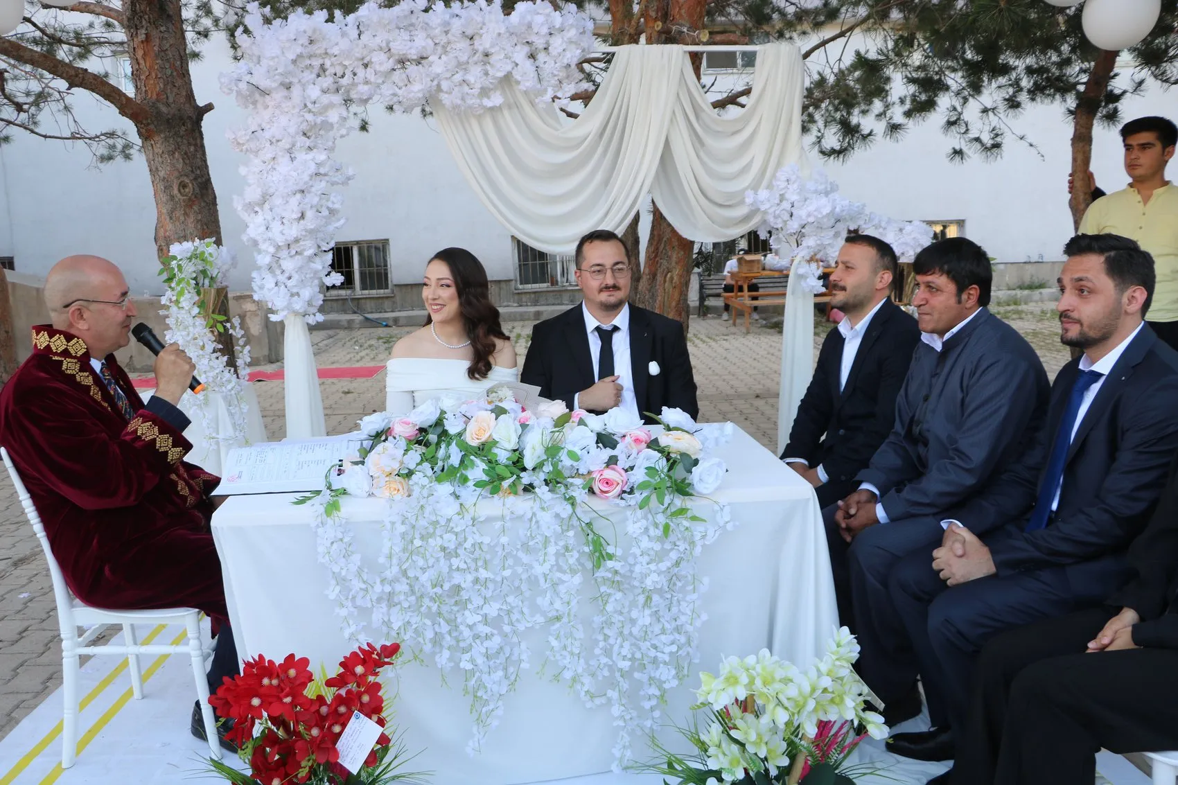 Yüksekova’da meslektaş öğretmen çift okul bahçesinde dünyaevine girdi