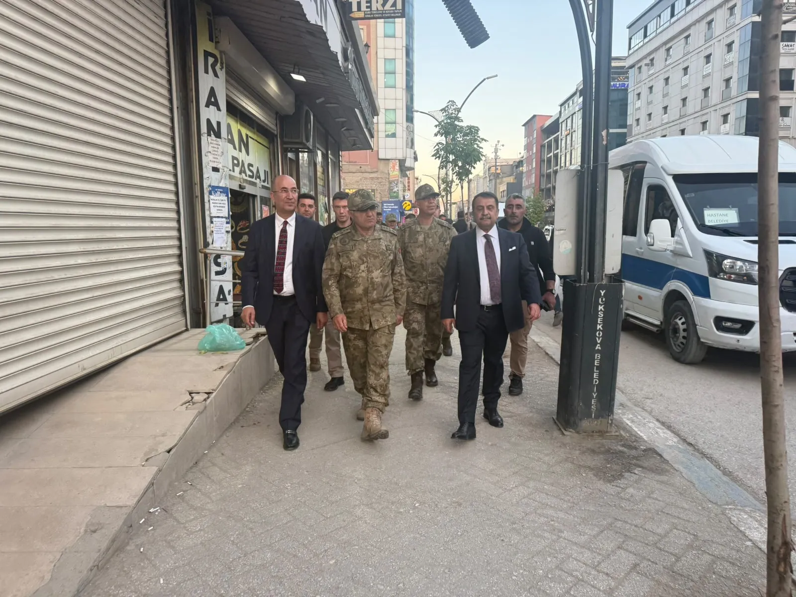 Kara Kuvvetleri Komutanı Tokel Yüksekova sokaklarında