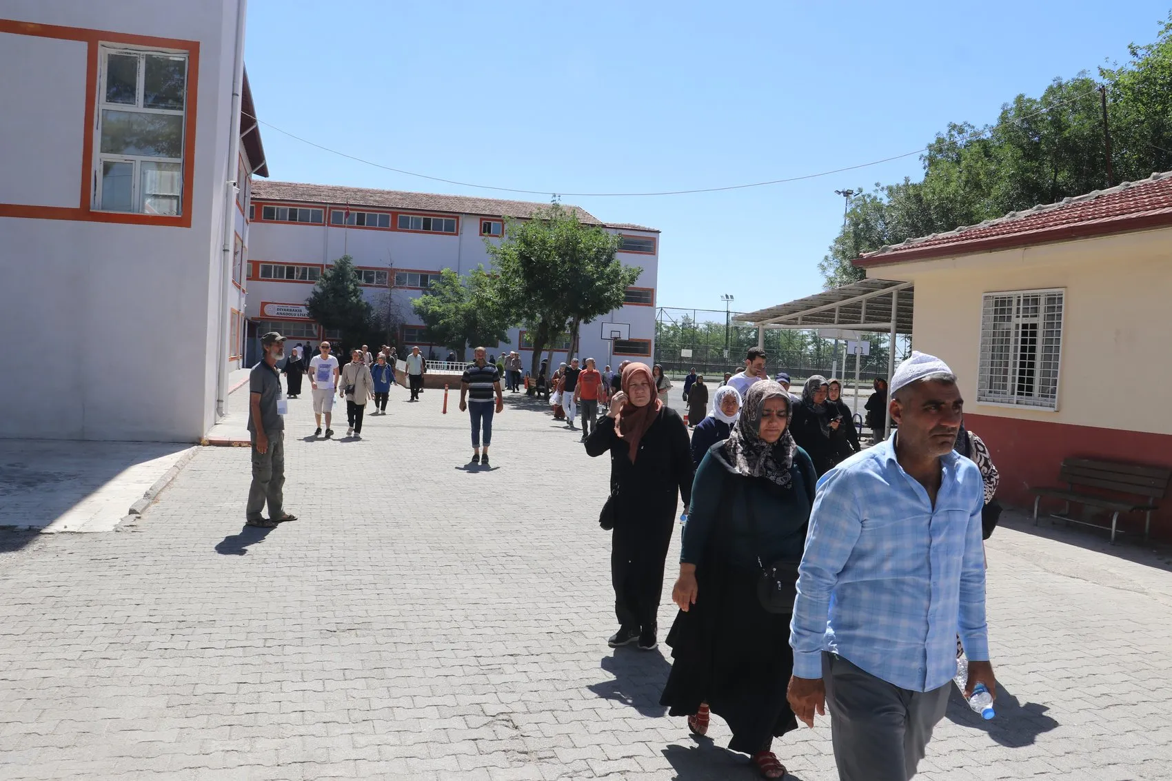 Diyarbakırlı gençler sınav salonunda aileler dışarıda ter döktü
