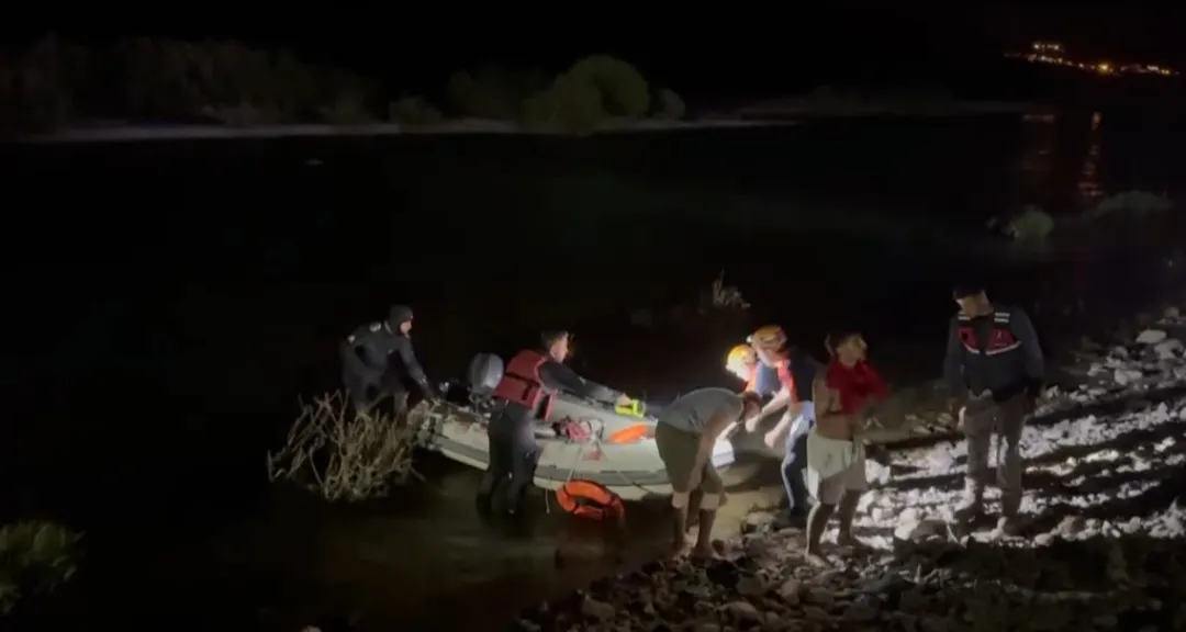 Garzan Çayı piknikçileri adada mahsur bıraktı