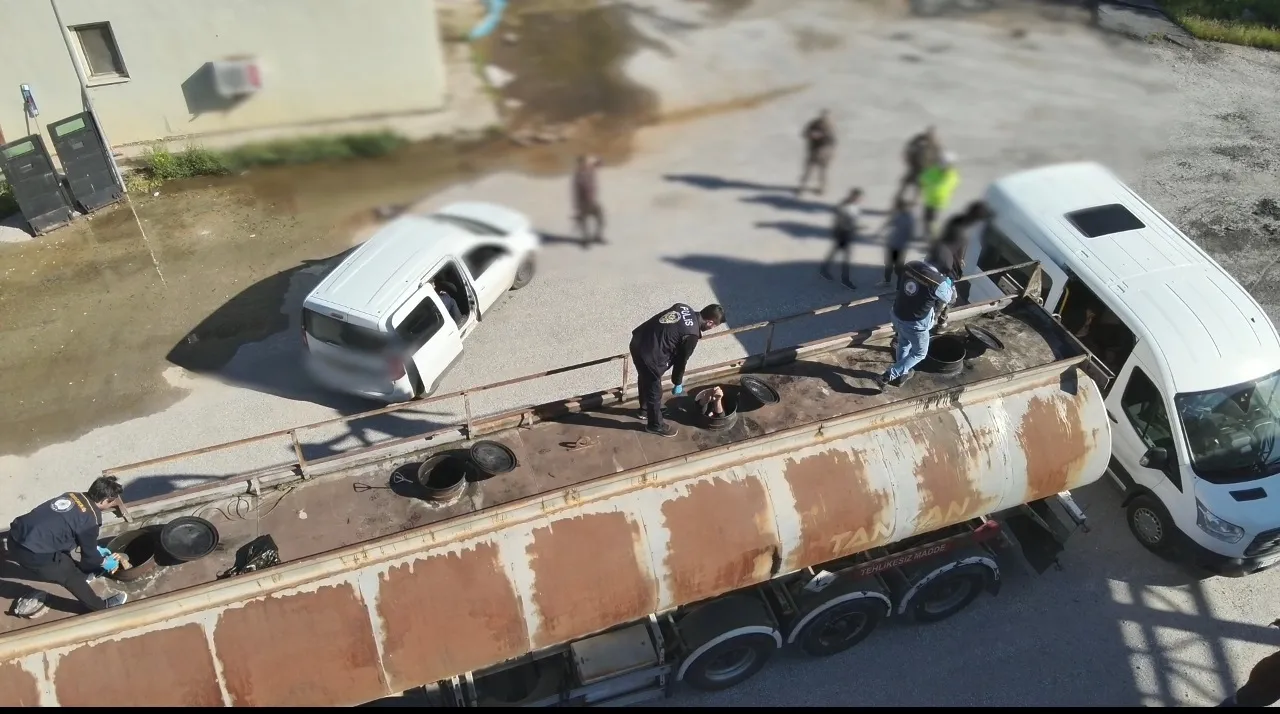 Bitlis'te yakıt tankerine gizlenen 30 göçmen yakalandı