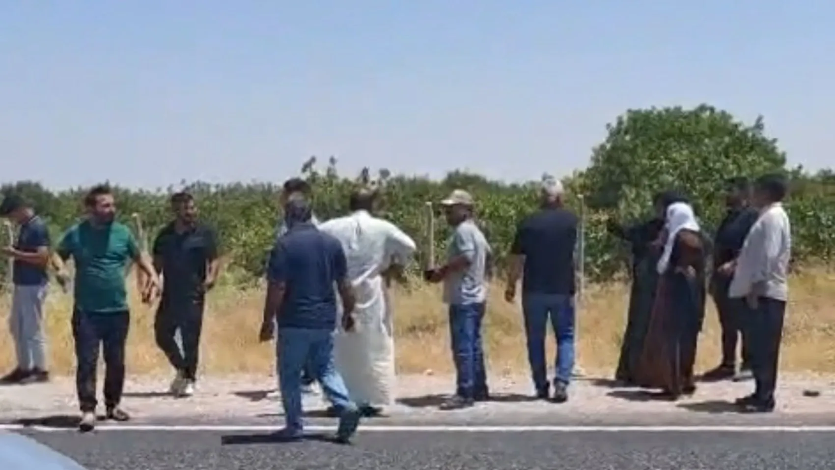 Şanlıurfa’da kaza yapan araç alev alınca paraları kurtarma telaşı başladı