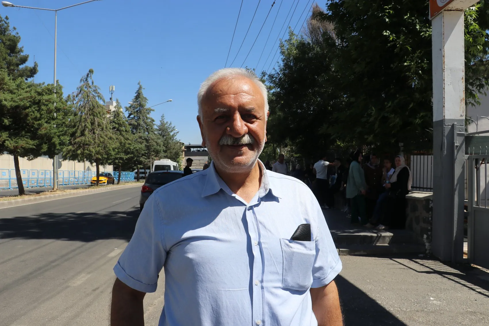 Diyarbakırlı gençler sınav salonunda aileler dışarıda ter döktü