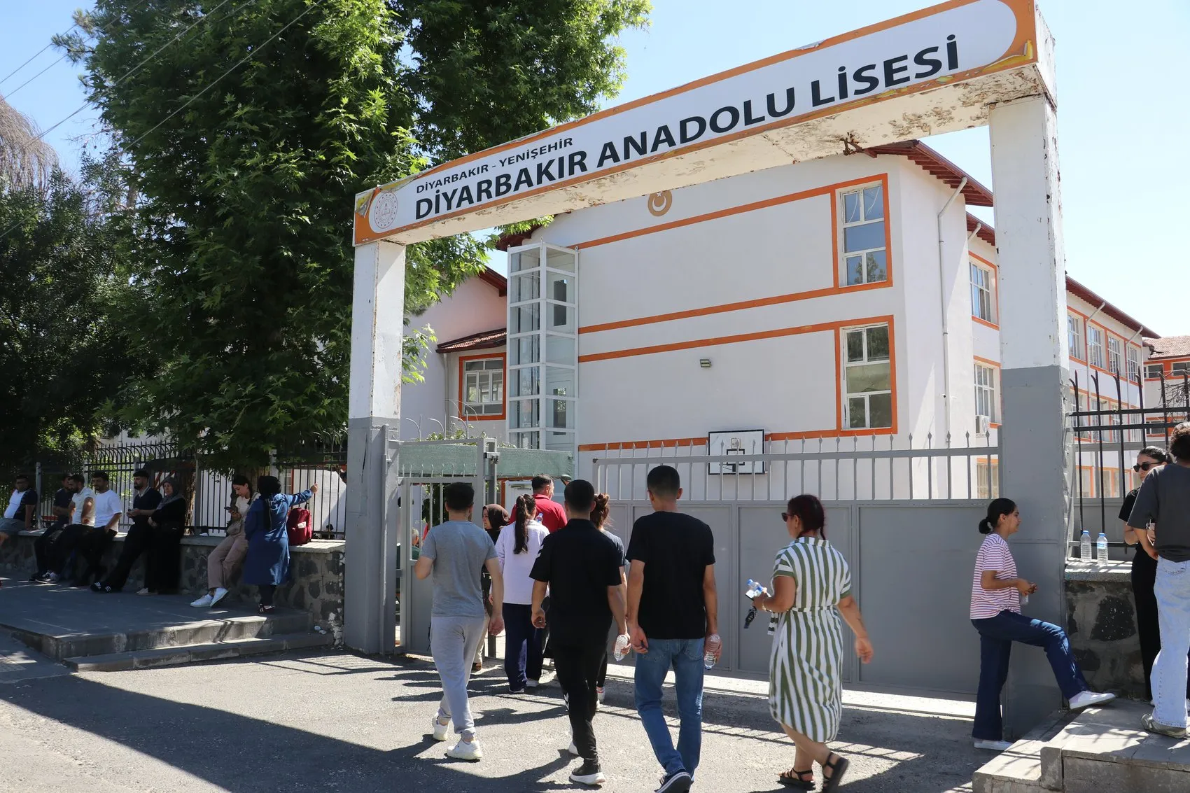 Diyarbakırlı gençler sınav salonunda aileler dışarıda ter döktü