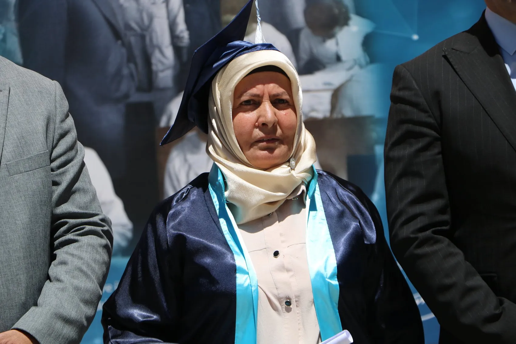 Şehit oğlunun vasiyetini tuttu 51 yaşında lise diplomasını aldı