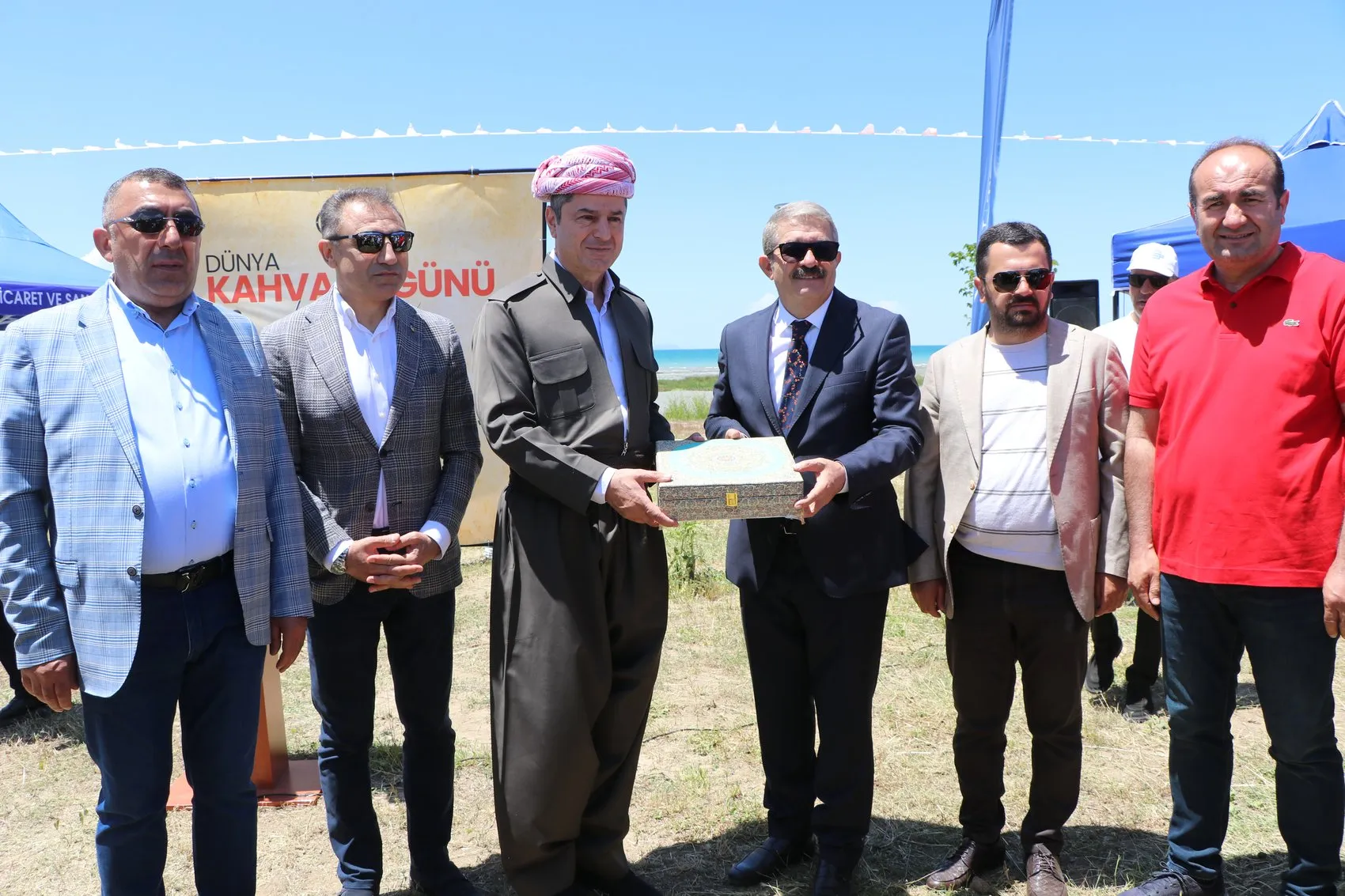 Van Gölü kıyısında dev kahvaltı sofrası kuruldu