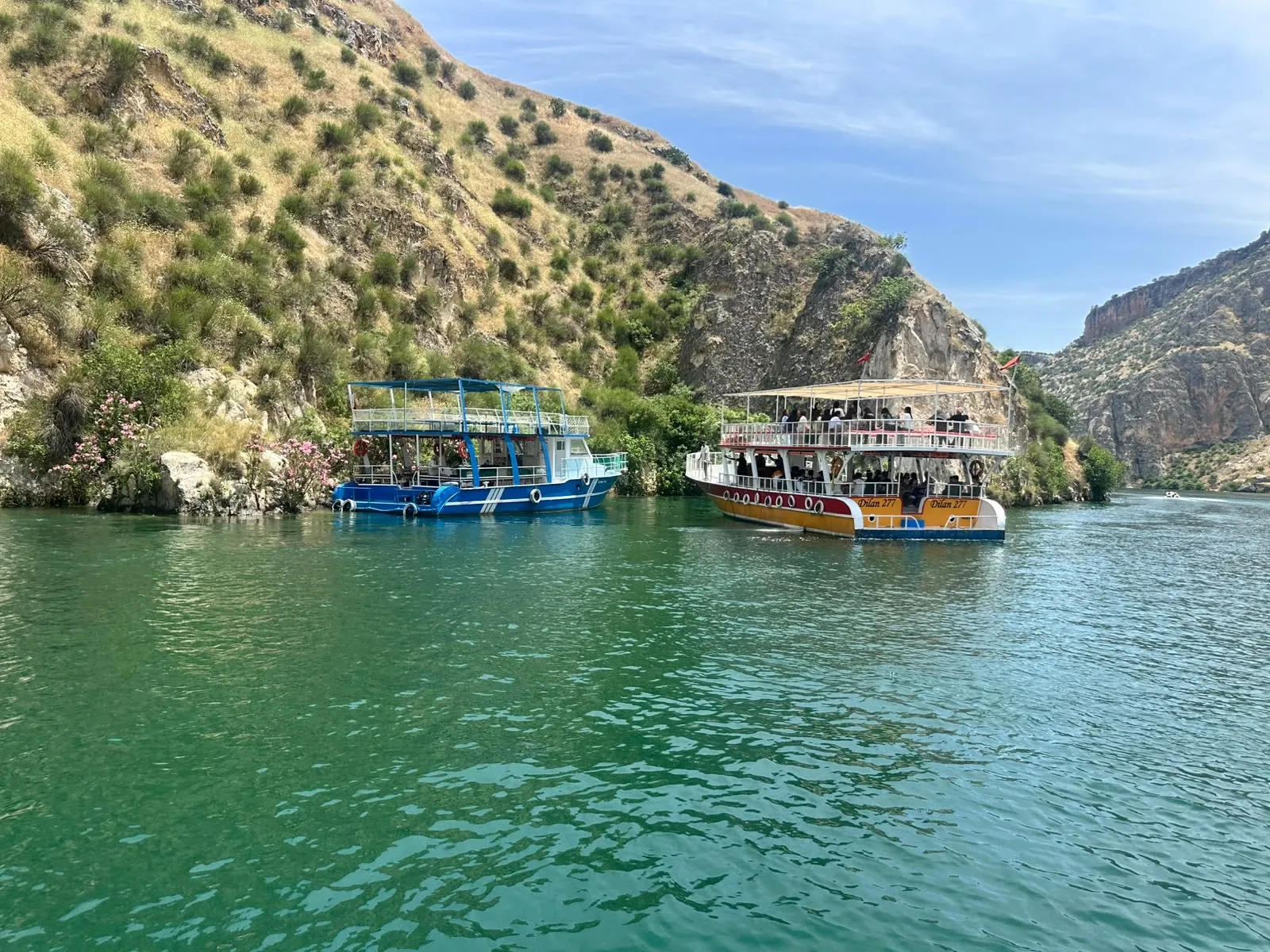 Halfeti sularında mahsur kalan 40 kişi kurtarıldı