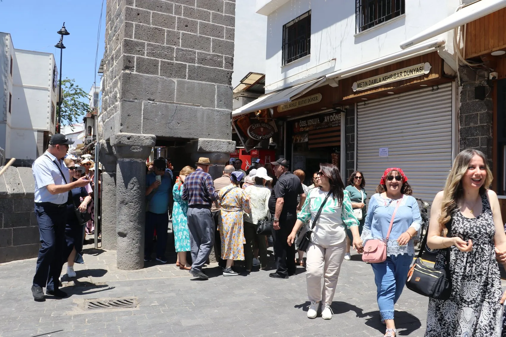Diyarbakır sokakları turistlerle doldu esnafın yüzü güldü