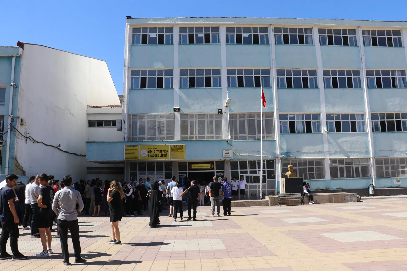 Diyarbakırlı gençler sınav salonunda aileler dışarıda ter döktü