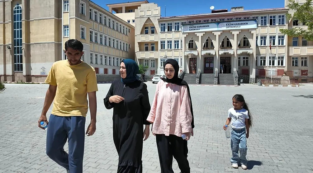 43 yaşındaki anne çocuklarıyla aynı sınav sırasında ter döktü