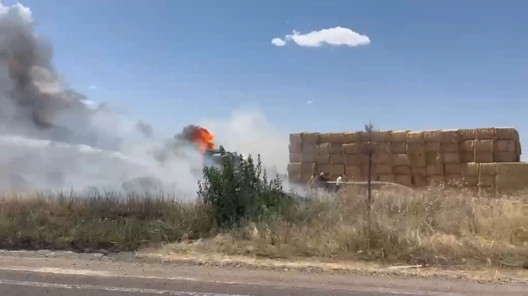 Viranşehir yolunda saman yüklü TIR alevlere teslim oldu