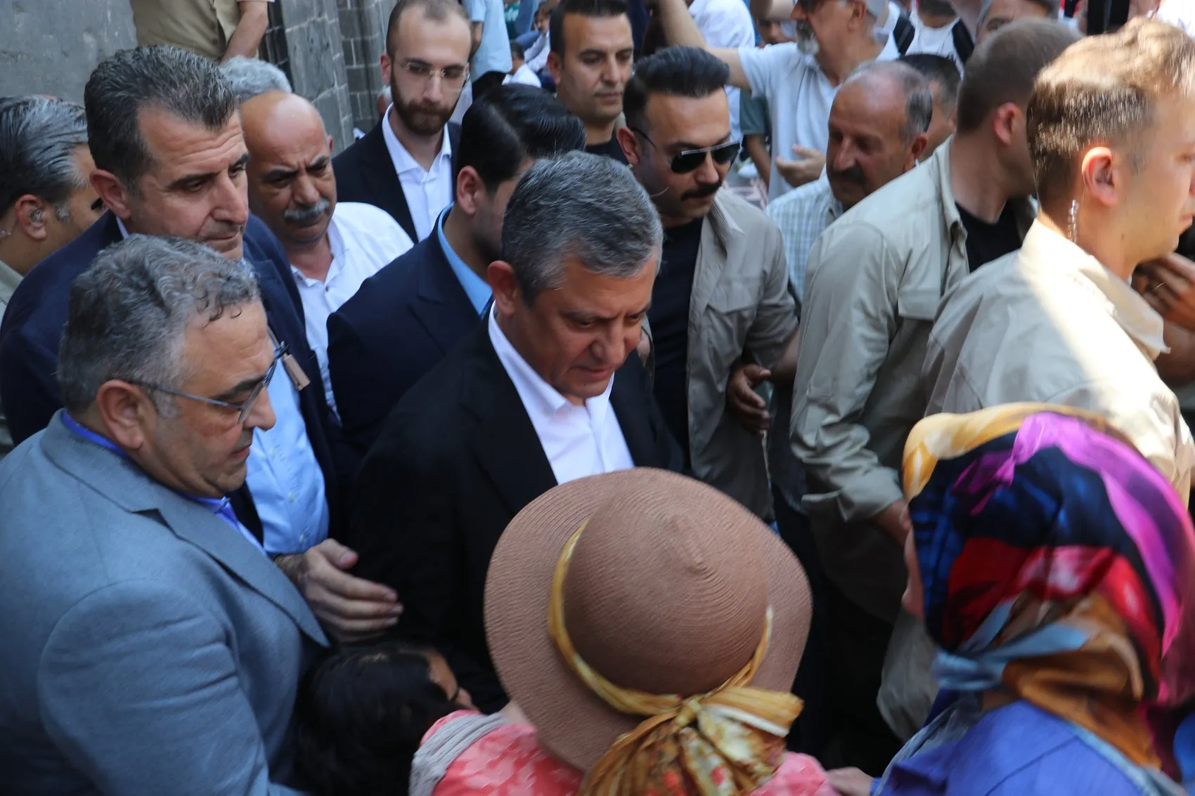 Özgür Özel Diyarbakır'da Kayyım siyasetine karşı sokaktayız