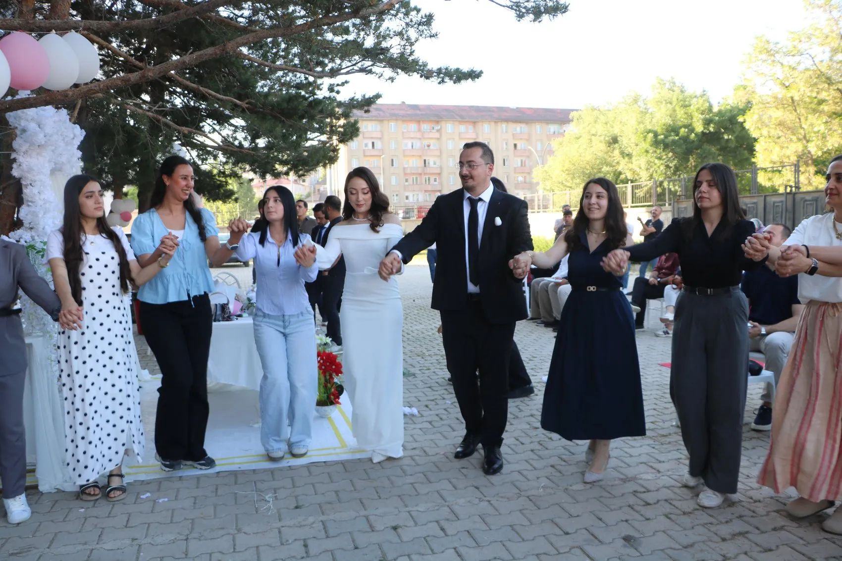 Yüksekova’da meslektaş öğretmen çift okul bahçesinde dünyaevine girdi