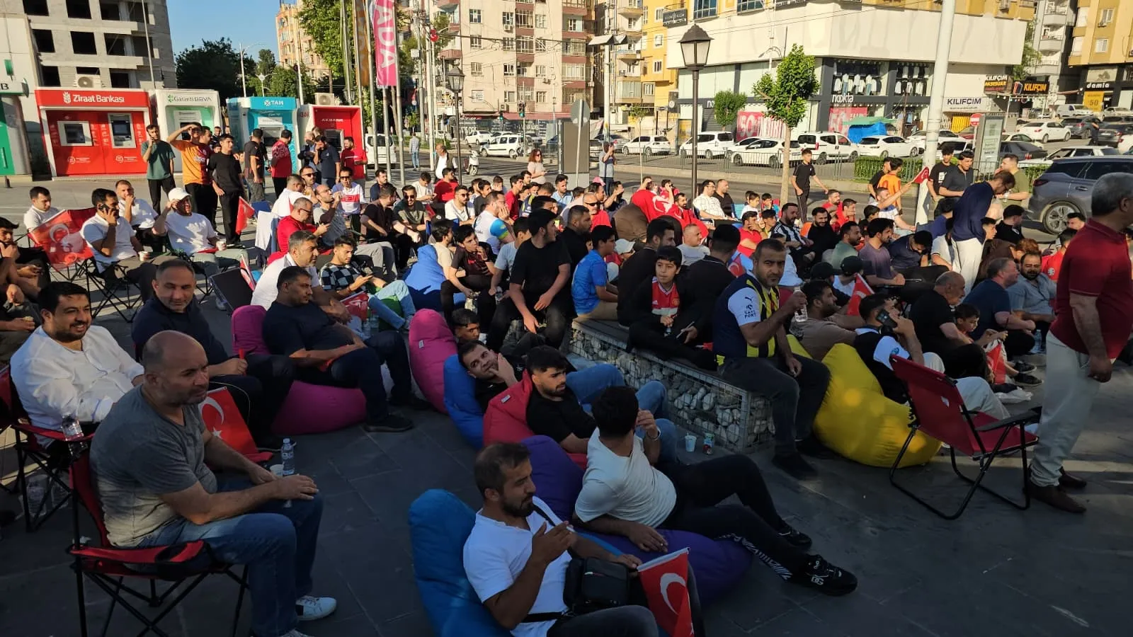 Şanlıurfalılar milli maç heyecanını sokakta paylaştı