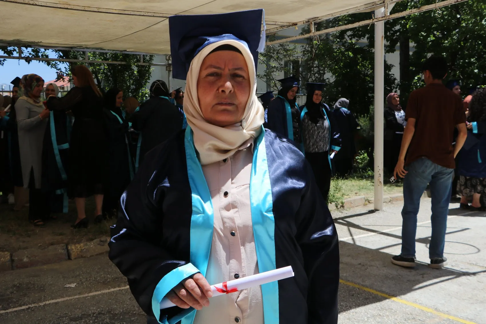 Şehit oğlunun vasiyetini tuttu 51 yaşında lise diplomasını aldı