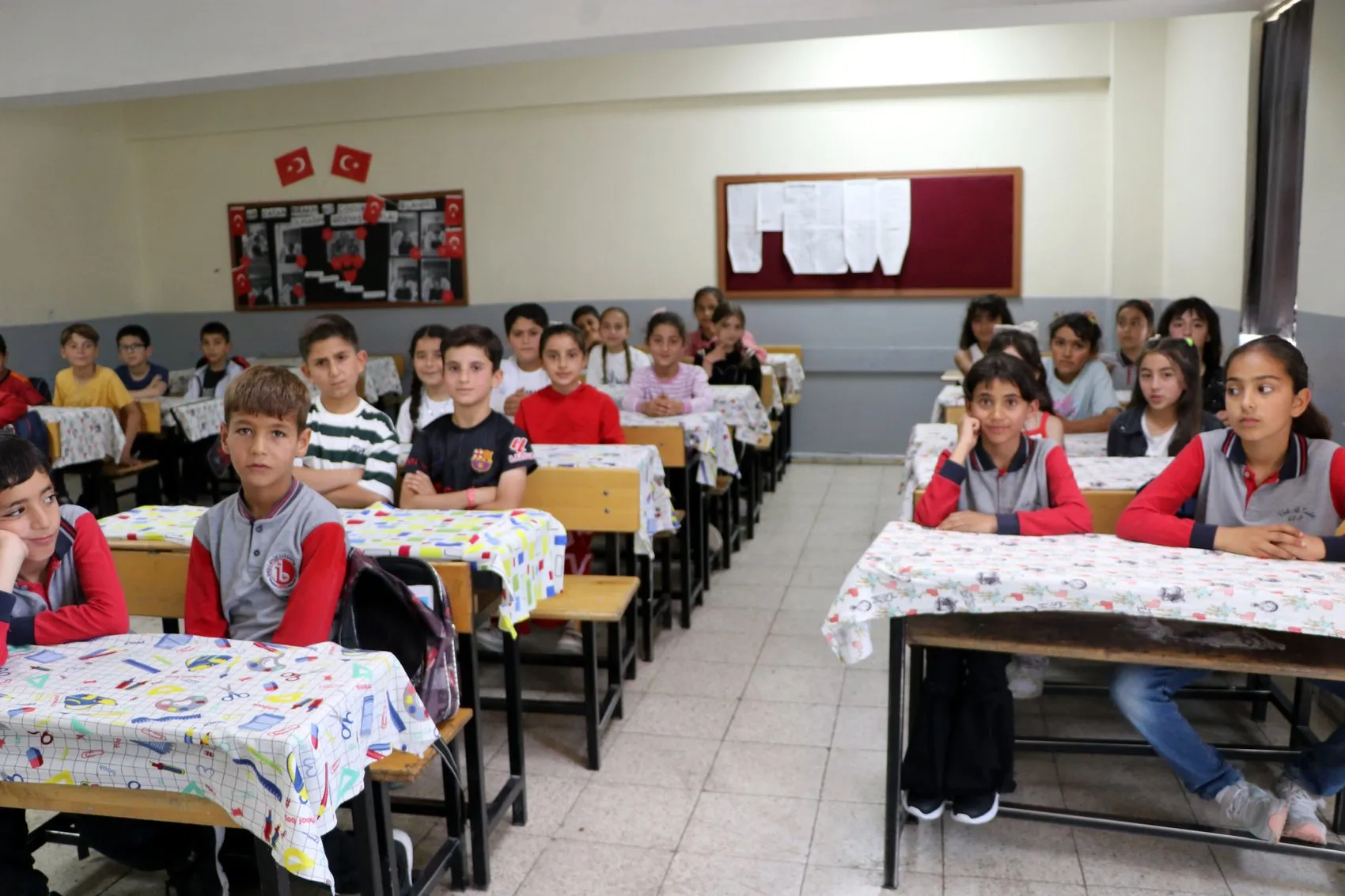 Üç yıl tek başına okudu şimdi otuz iki arkadaşıyla karne aldı