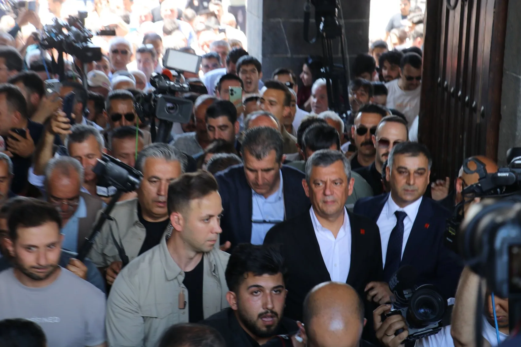 Özgür Özel Diyarbakır'da Kayyım siyasetine karşı sokaktayız