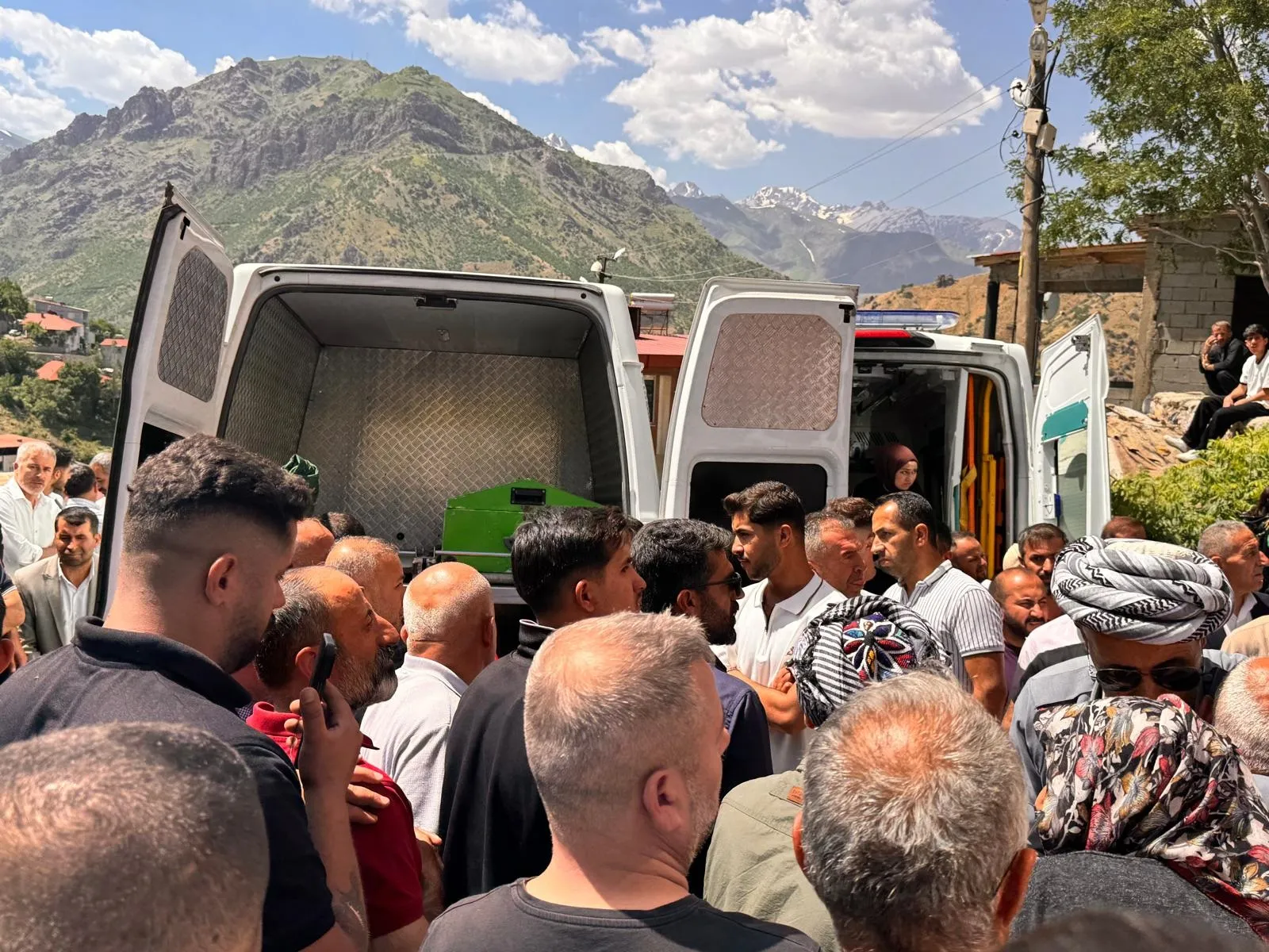 Şemdinli'de uzman çavuş dehşeti Eşi dahil dört kişiyi öldürdü