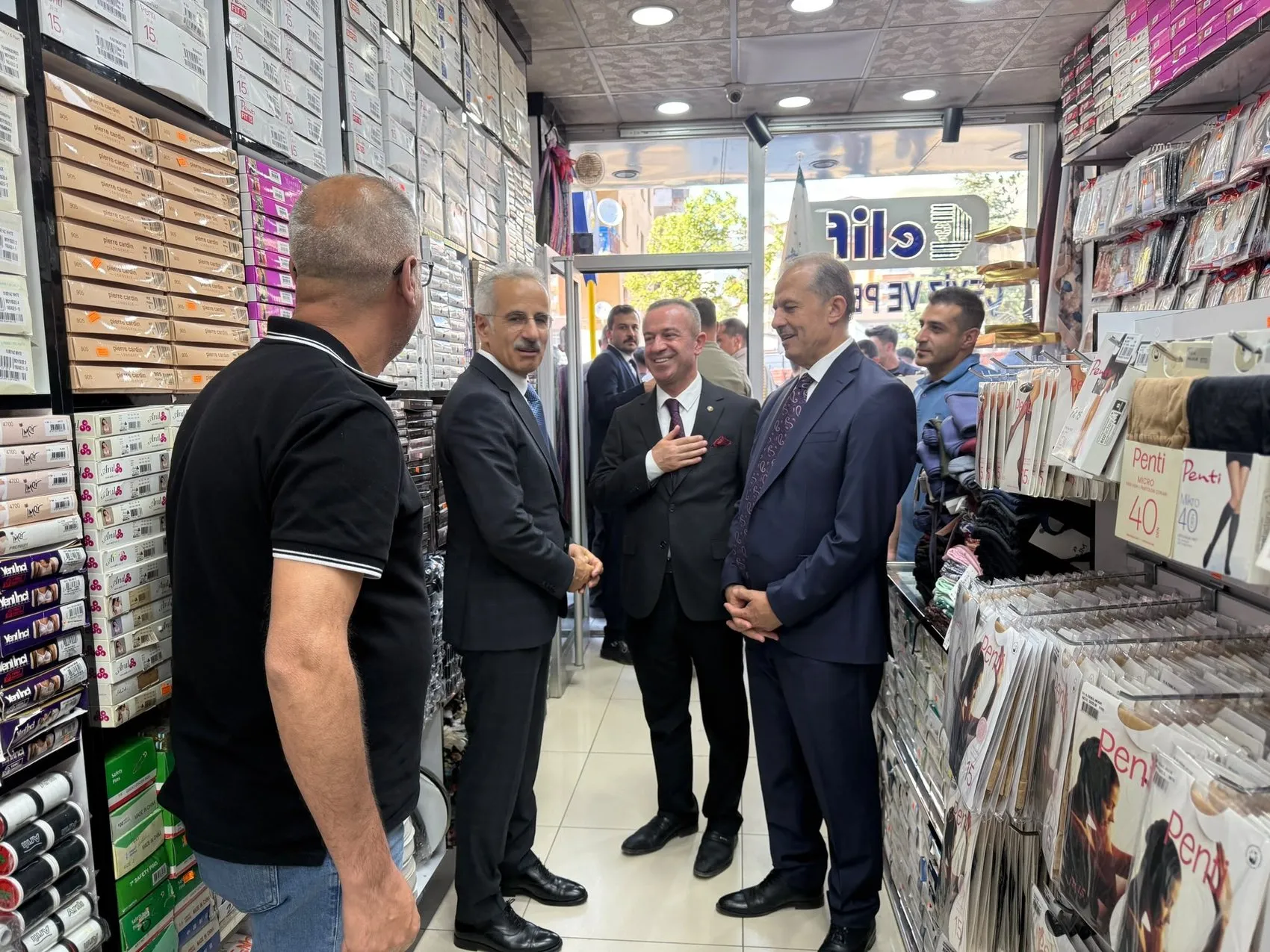 Bakan Uraloğlu Hakkari esnafıyla buluştu