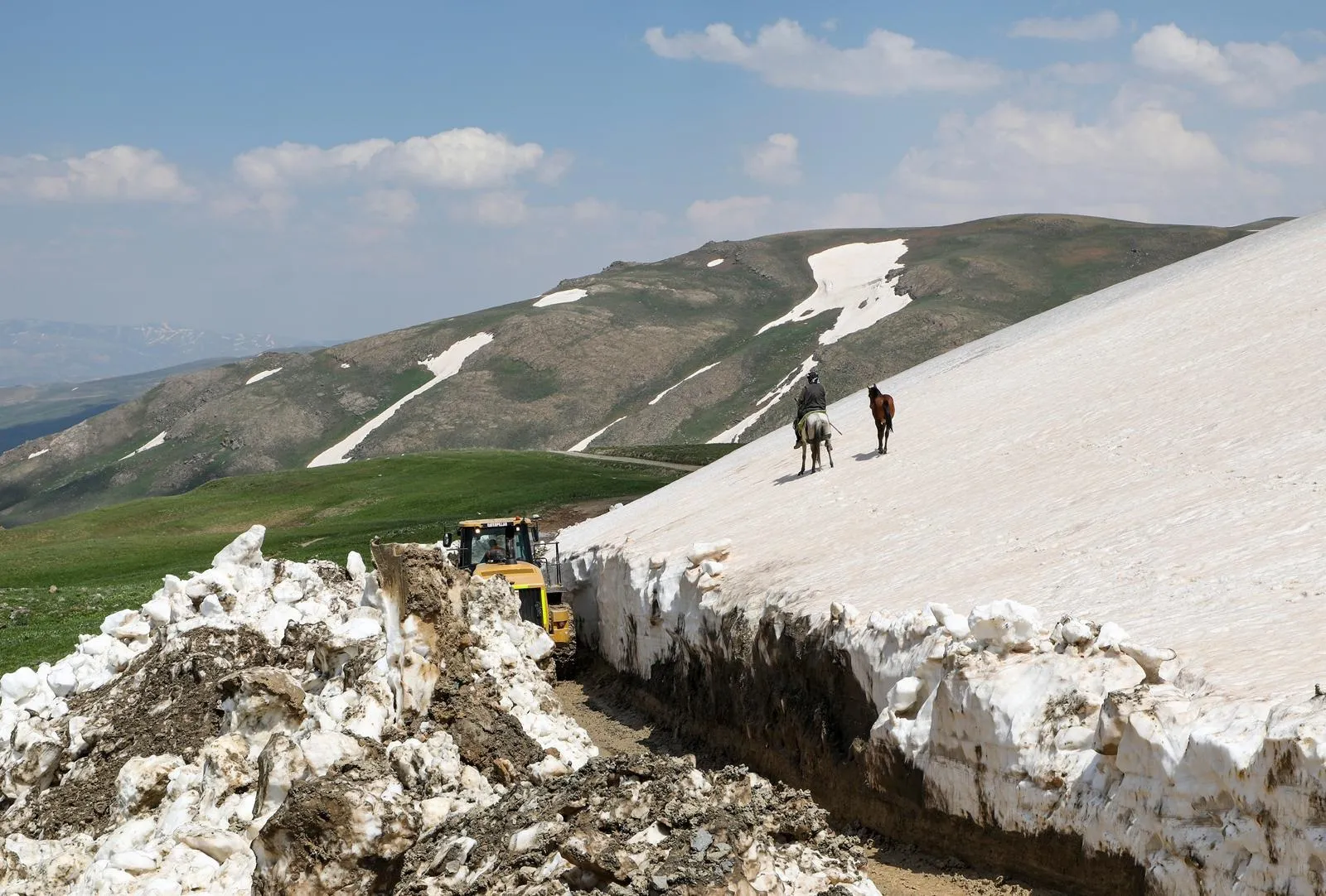 Van'da haziran ayında 3 bin 800 metrede kar mesaisi