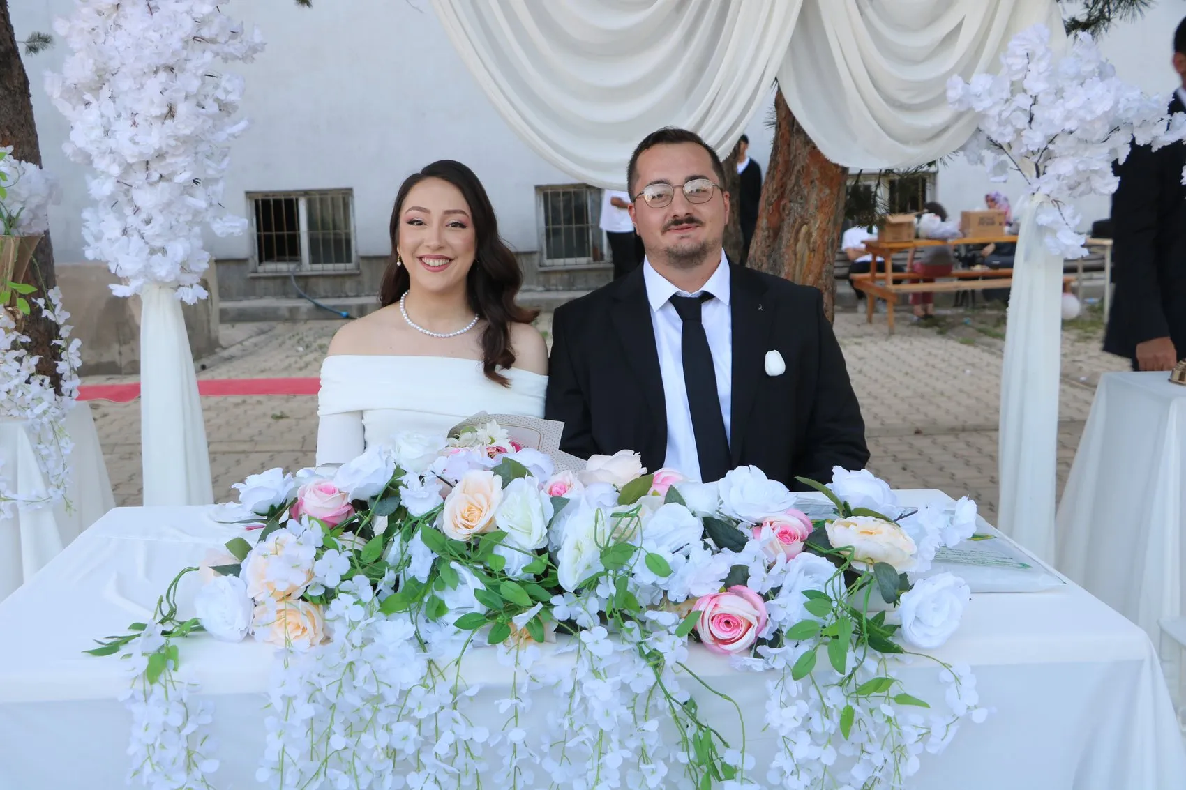 Yüksekova’da meslektaş öğretmen çift okul bahçesinde dünyaevine girdi