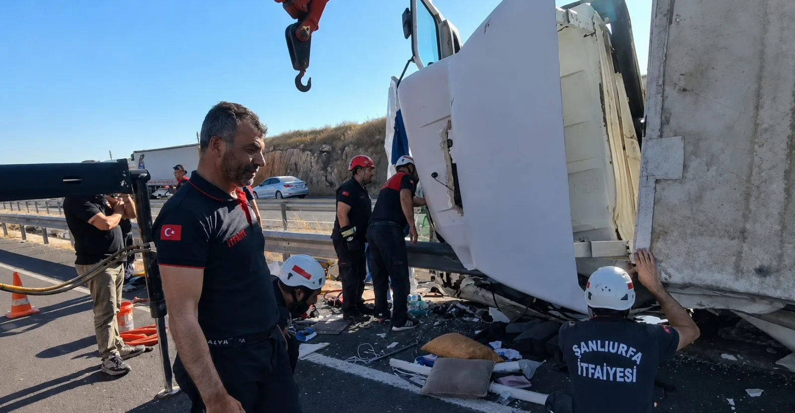 Şanlıurfa yolunda TIR devrildi şoför yaşam mücadelesi veriyor