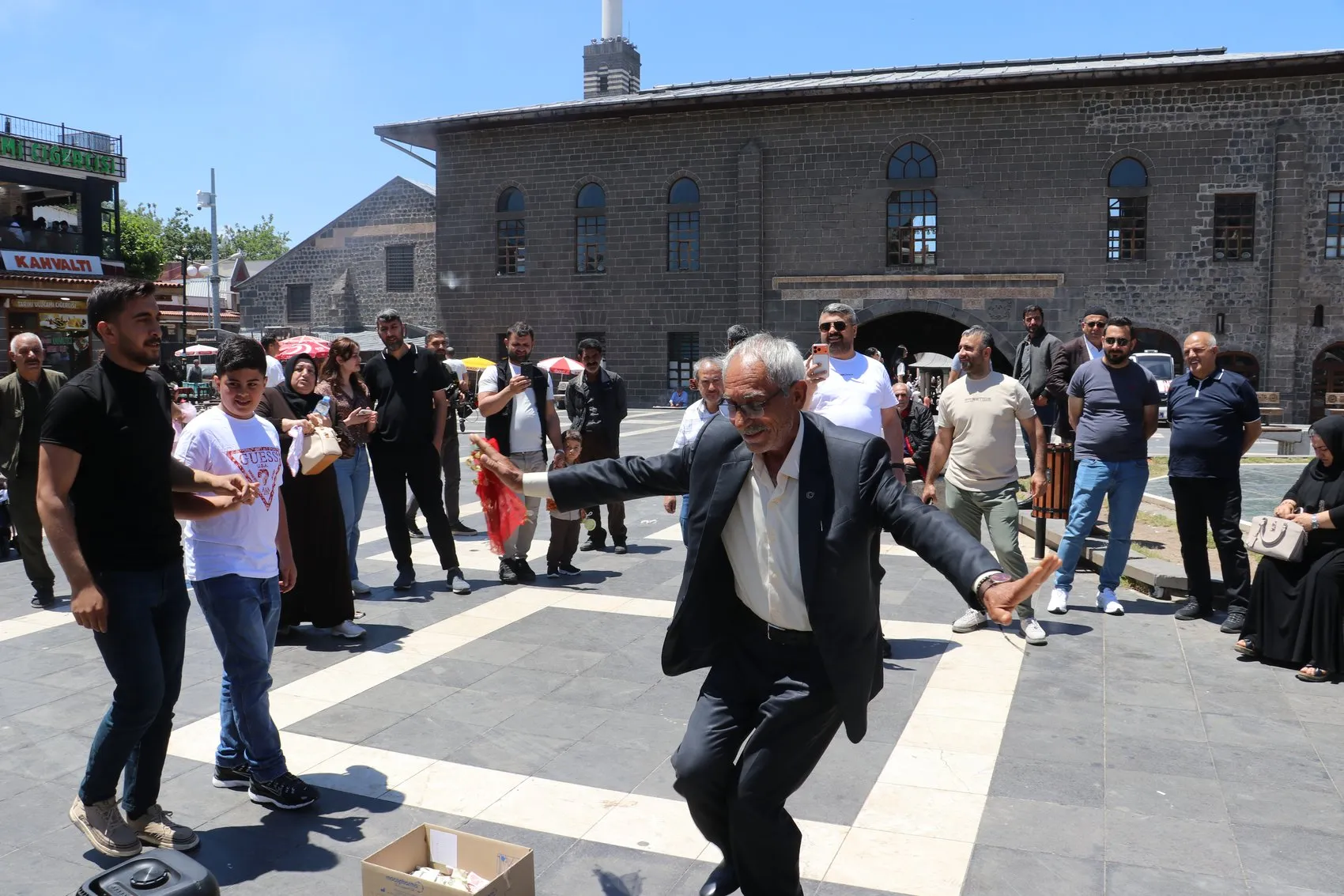 Diyarbakır sokakları turistlerle doldu esnafın yüzü güldü