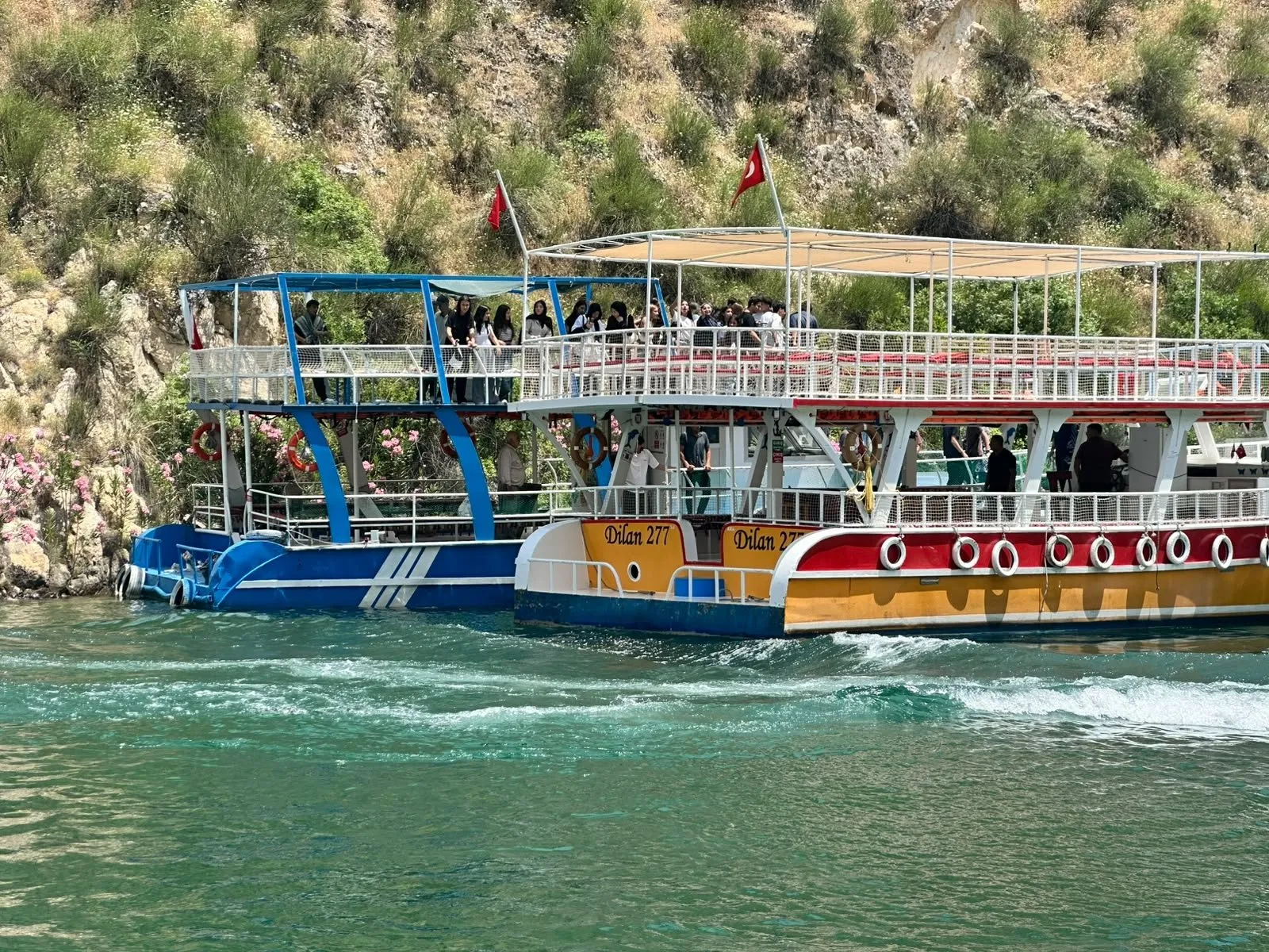 Halfeti sularında mahsur kalan 40 kişi kurtarıldı