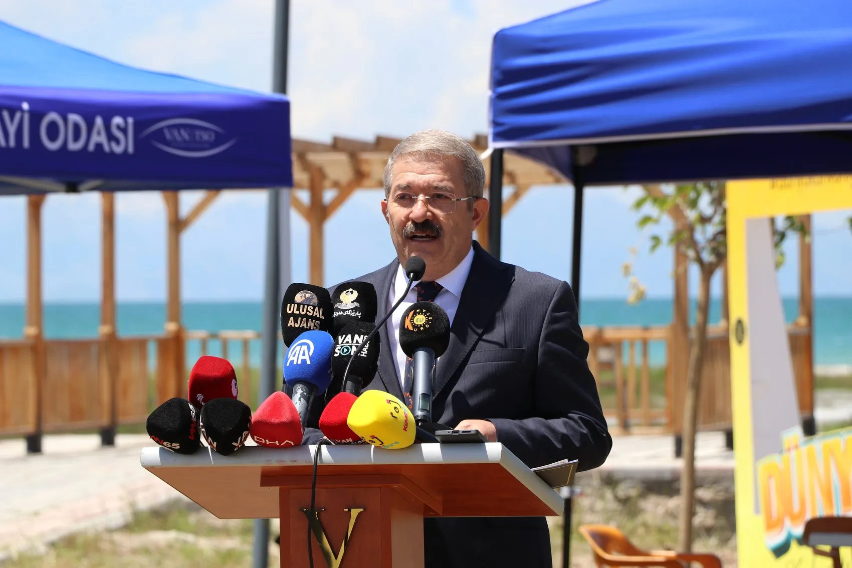 Van Gölü kıyısında dev kahvaltı sofrası kuruldu