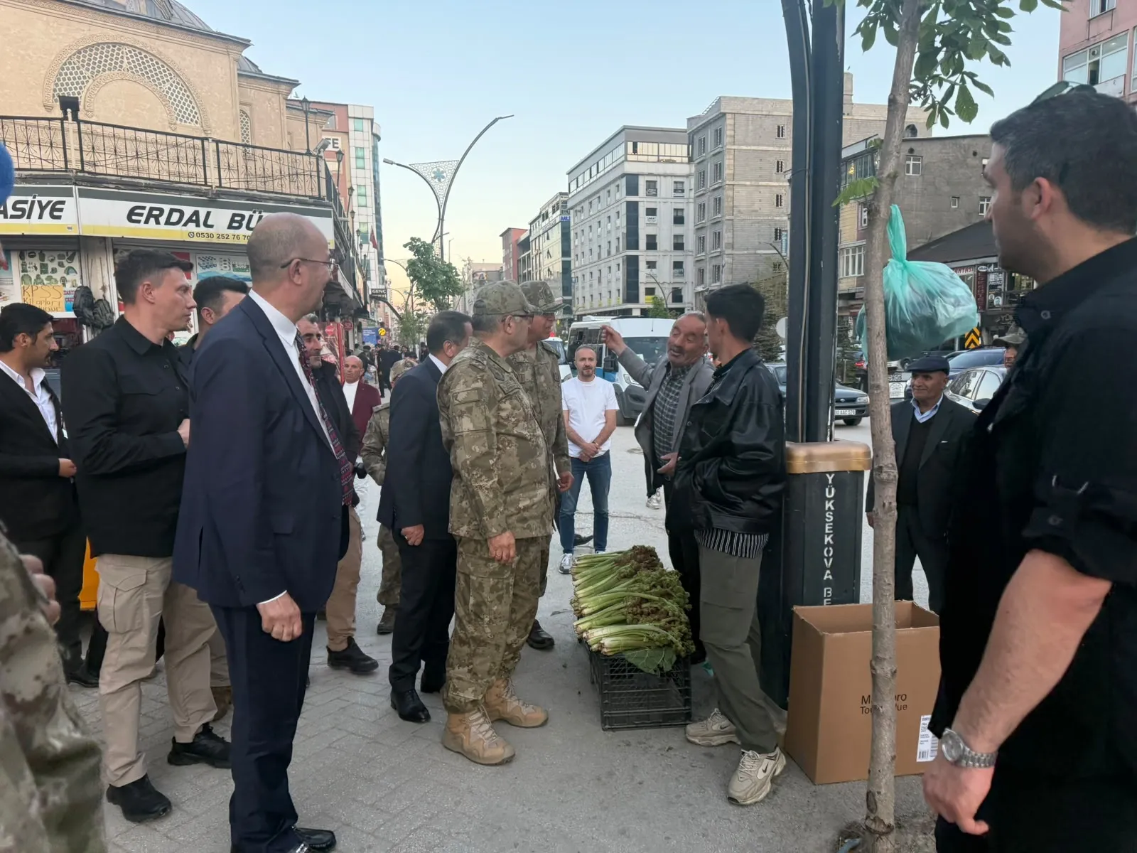 Kara Kuvvetleri Komutanı Tokel Yüksekova sokaklarında