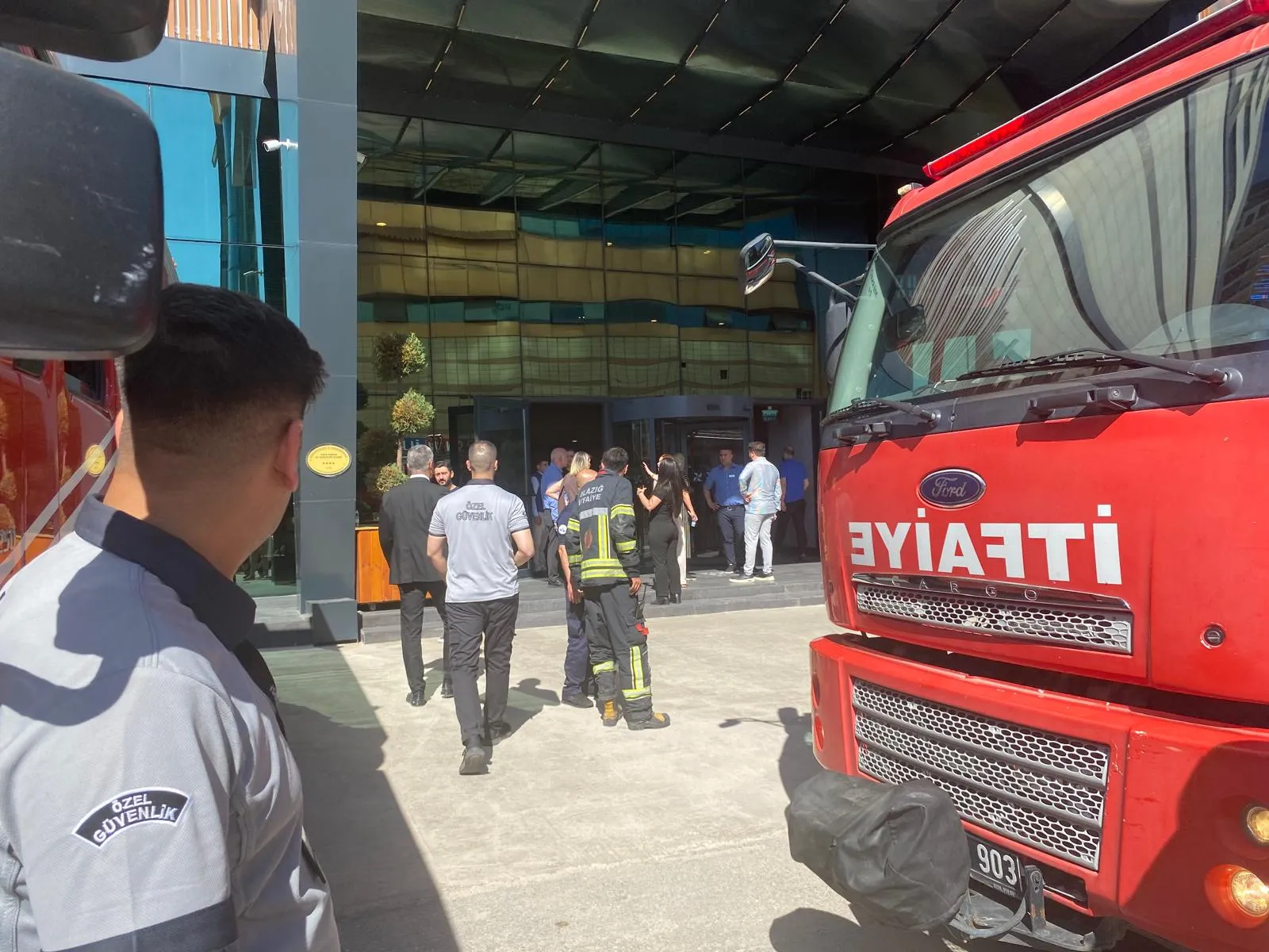 Elazığ’da otel yangını 10 kişi dumandan etkilendi