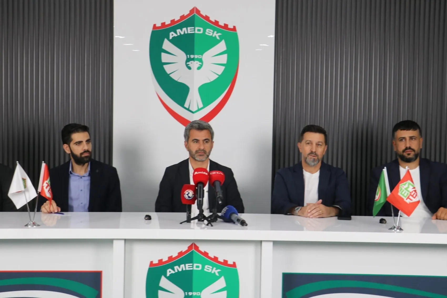 Amedspor Süper Lig için imzayı Besnik Hasi’ye attırdı
