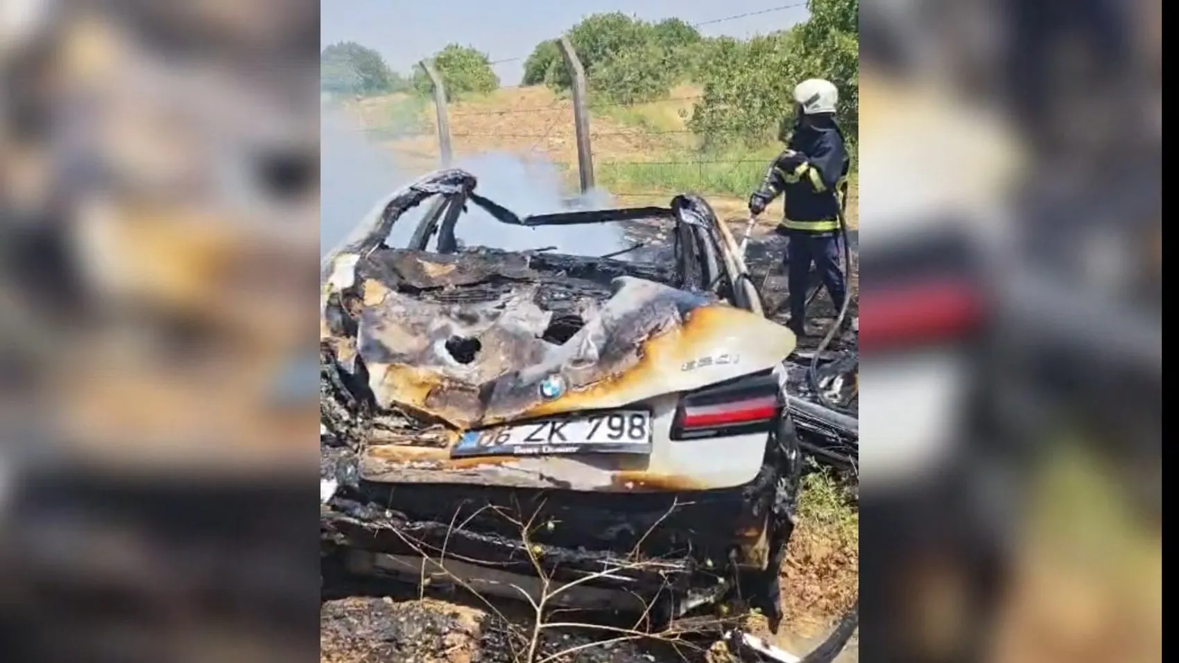 Şanlıurfa’da kaza yapan araç alev alınca paraları kurtarma telaşı başladı