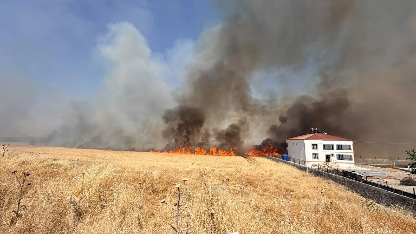 Diyarbakır Bağlar’da korkutan yangın büyümeden söndürüldü