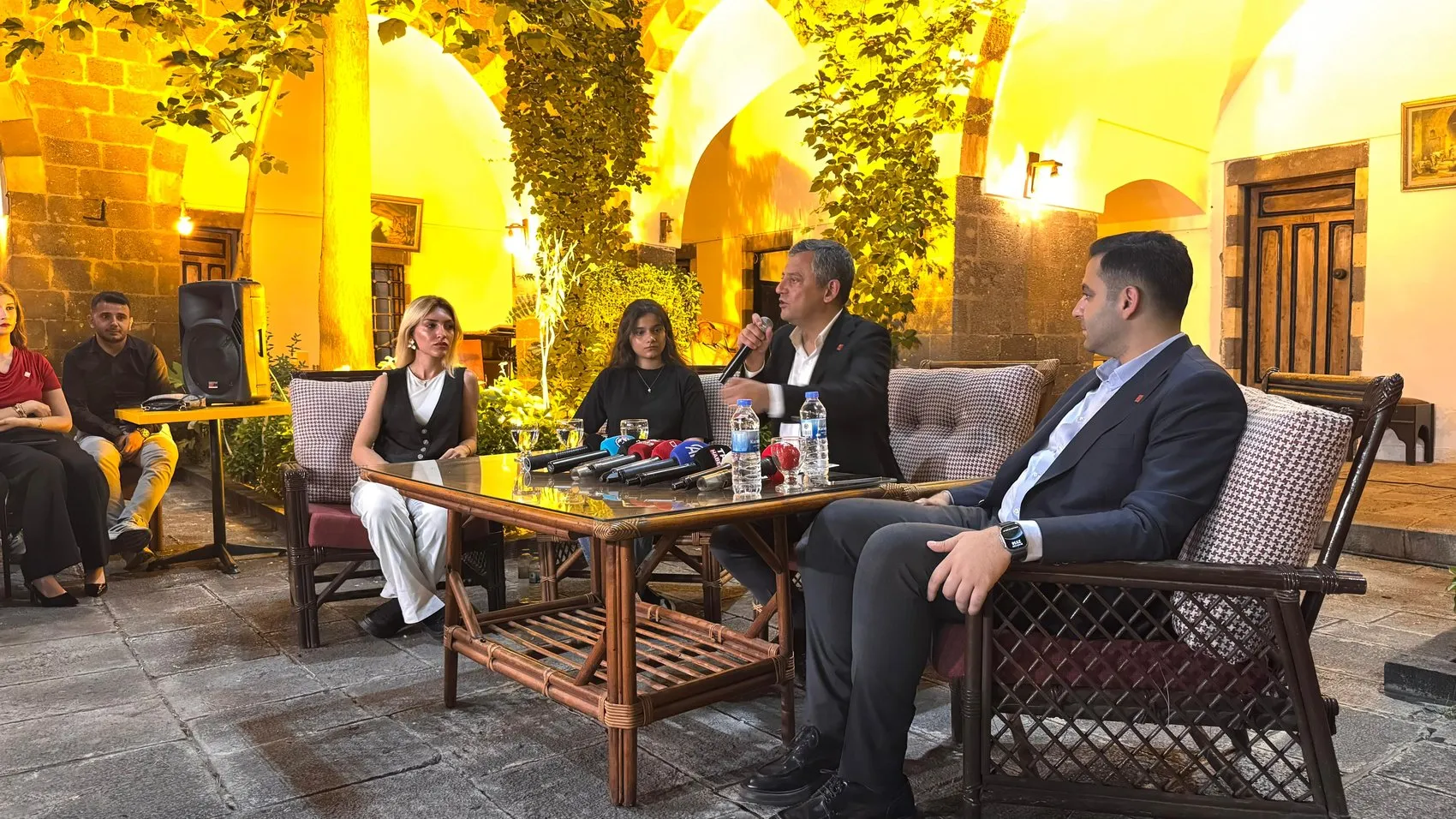 Özgür Özel Diyarbakırlı gençlerle buluştu