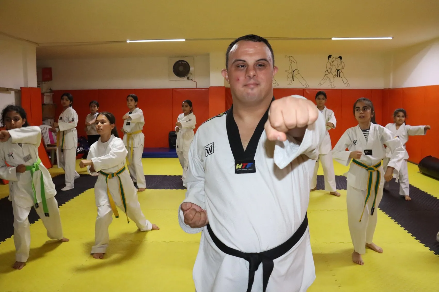 Birecikli İbrahim spor ve sanatla hayata tutundu