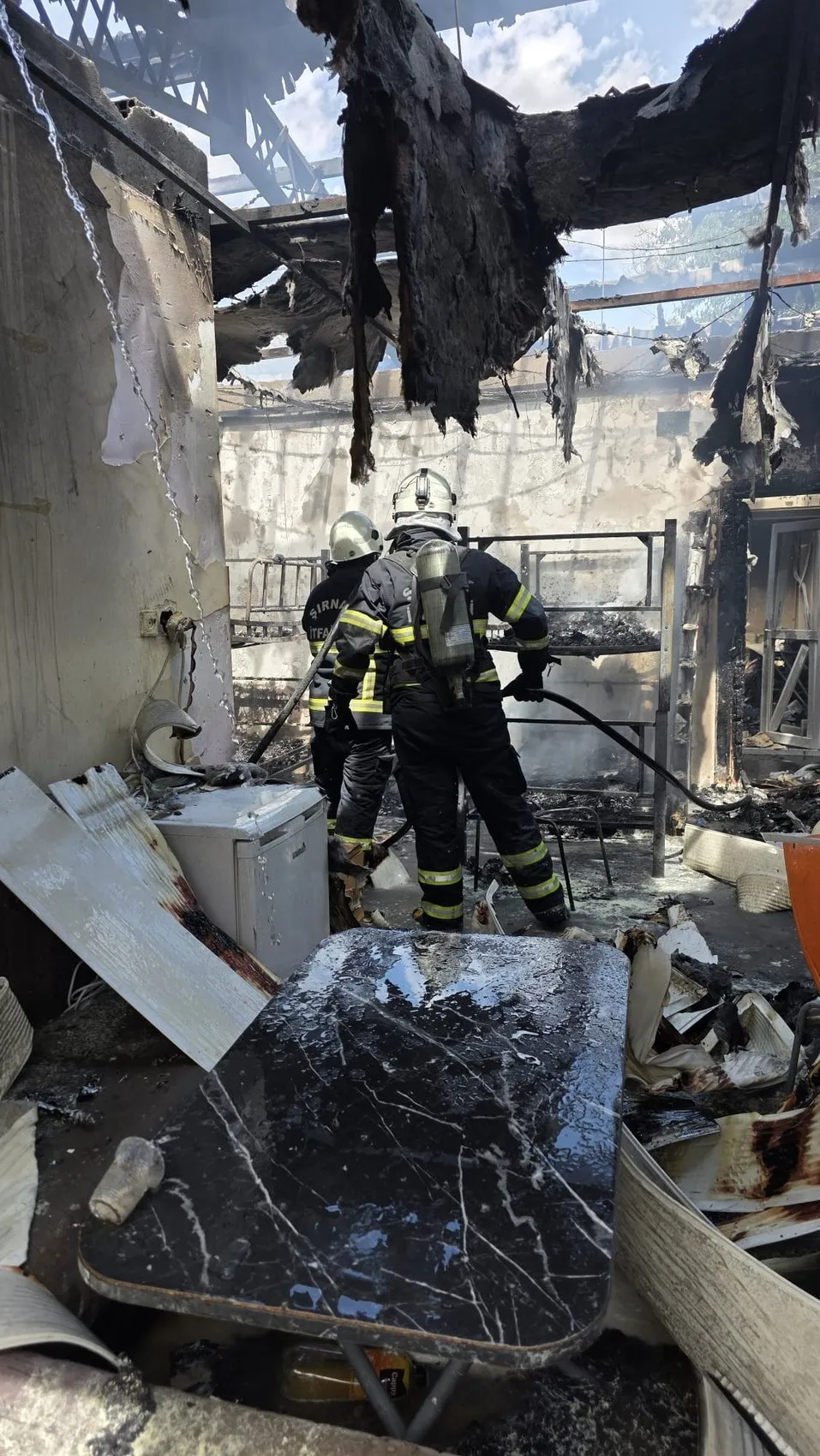 Şırnak'ta yangın sırasında itfaiye erinden örnek hareket