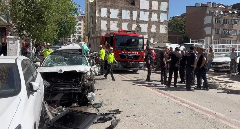 Elazığ’da dehşet anları Hafriyat kamyonu 10 aracı biçti