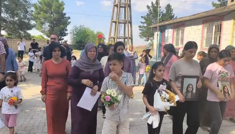 Melike'nin karnesi artık boş sırasını ve mezarını süslüyor