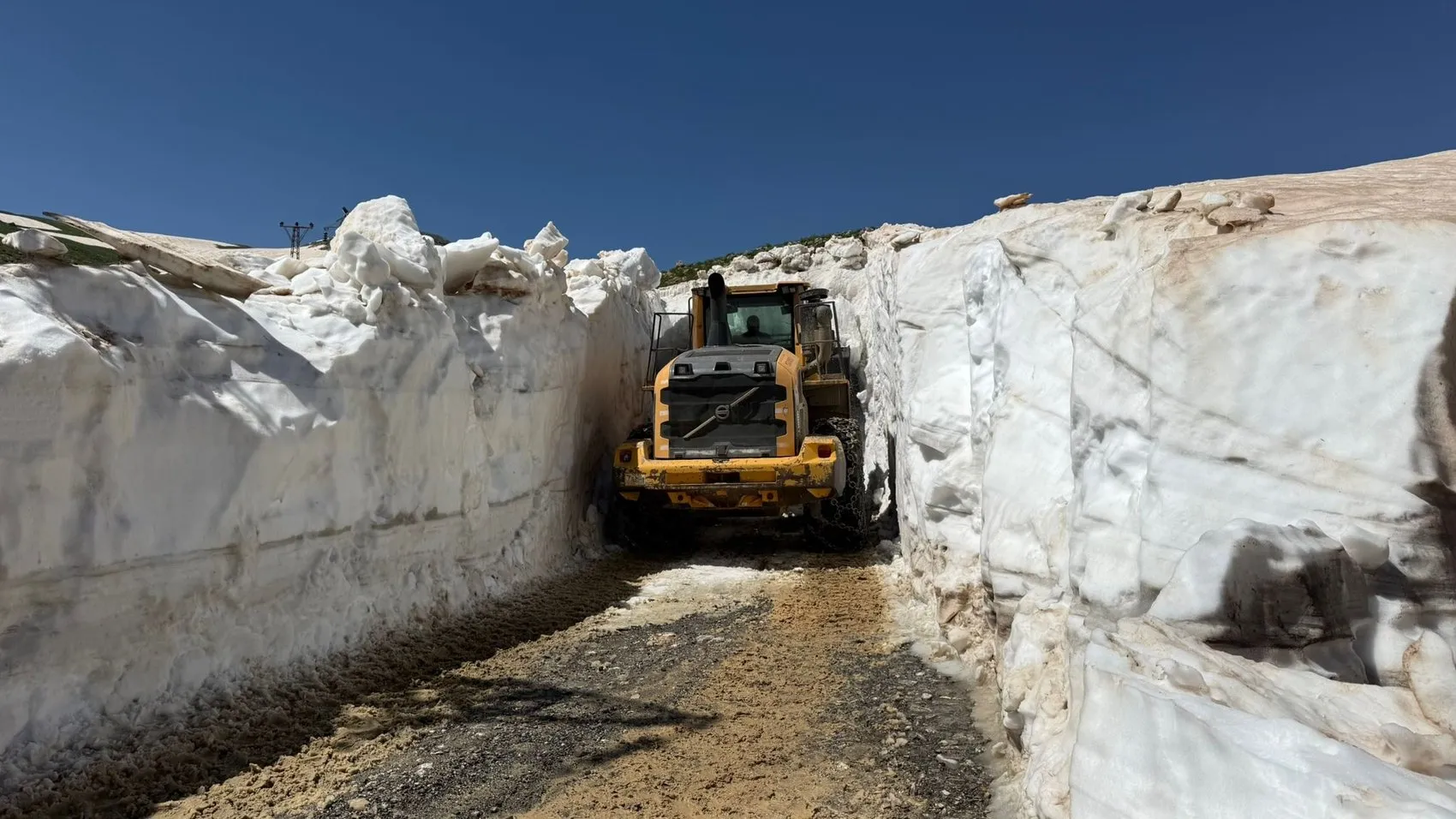 Yüksekova’da dağlar karlar altında kaldı