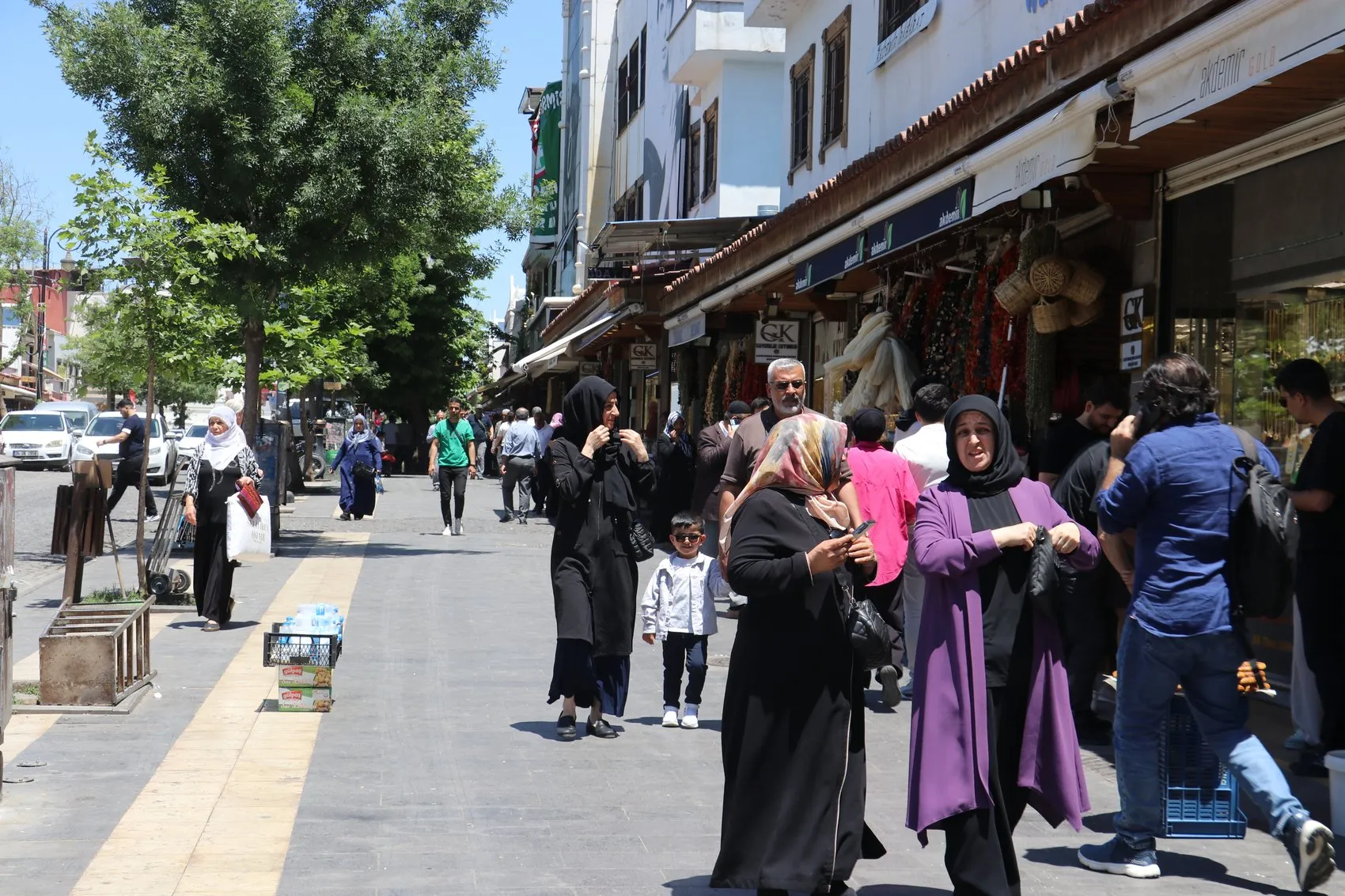 Diyarbakır sokakları turistlerle doldu esnafın yüzü güldü