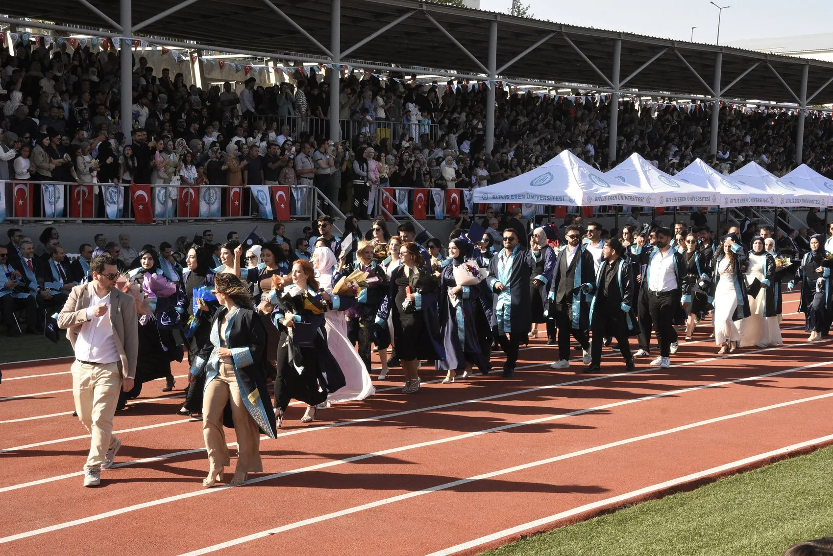 Bitlis Eren Üniversitesi'nde 2 bin 800 genç iş hayatına uğurlandı