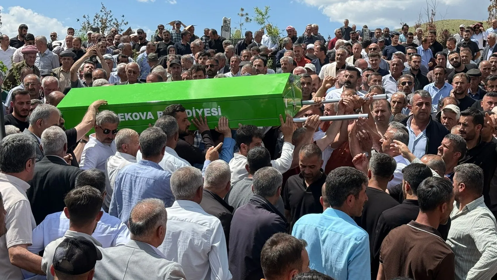Yüksekova'daki feci kazada üç kişi toprağa verildi