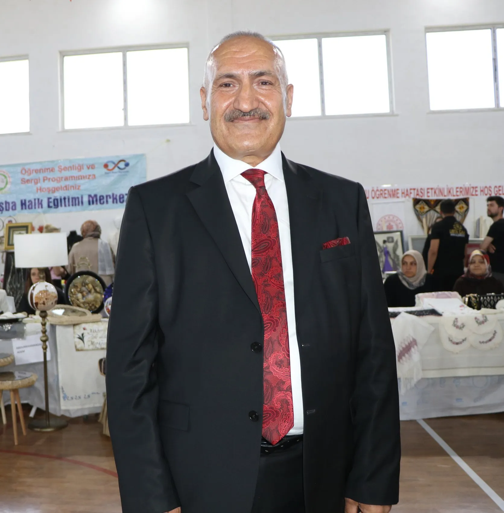 Van'da 56 yaşındaki Aysel Özbek kep atarak lise mezunu oldu
