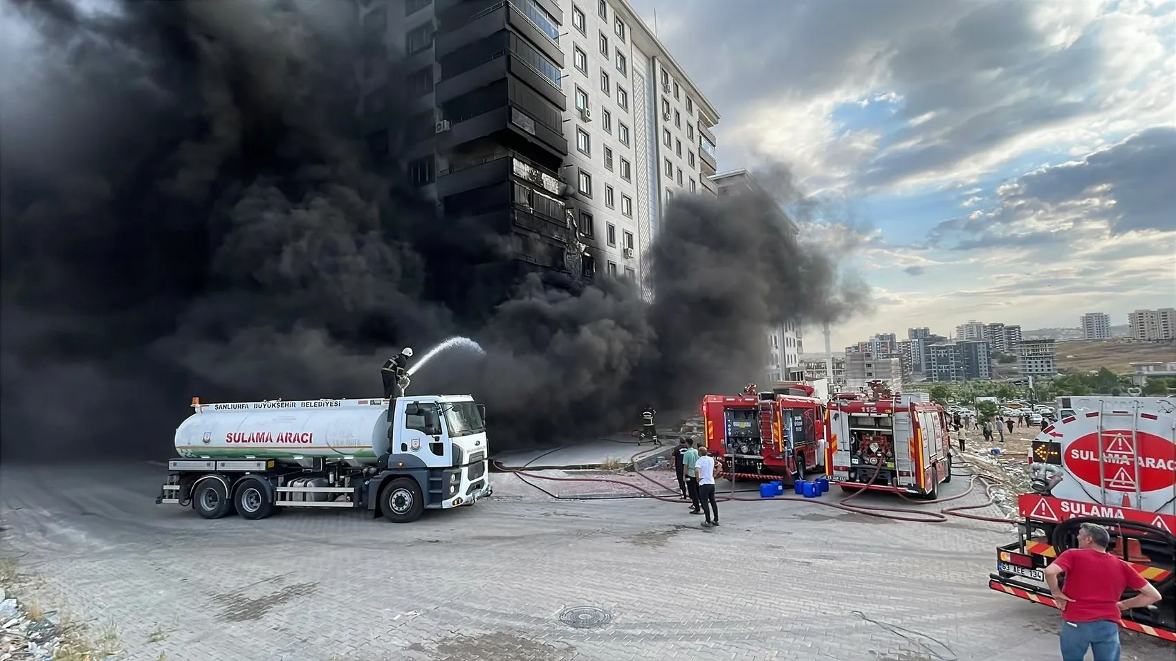 Şanlıurfa’da apartman altındaki dükkanda yangın paniği