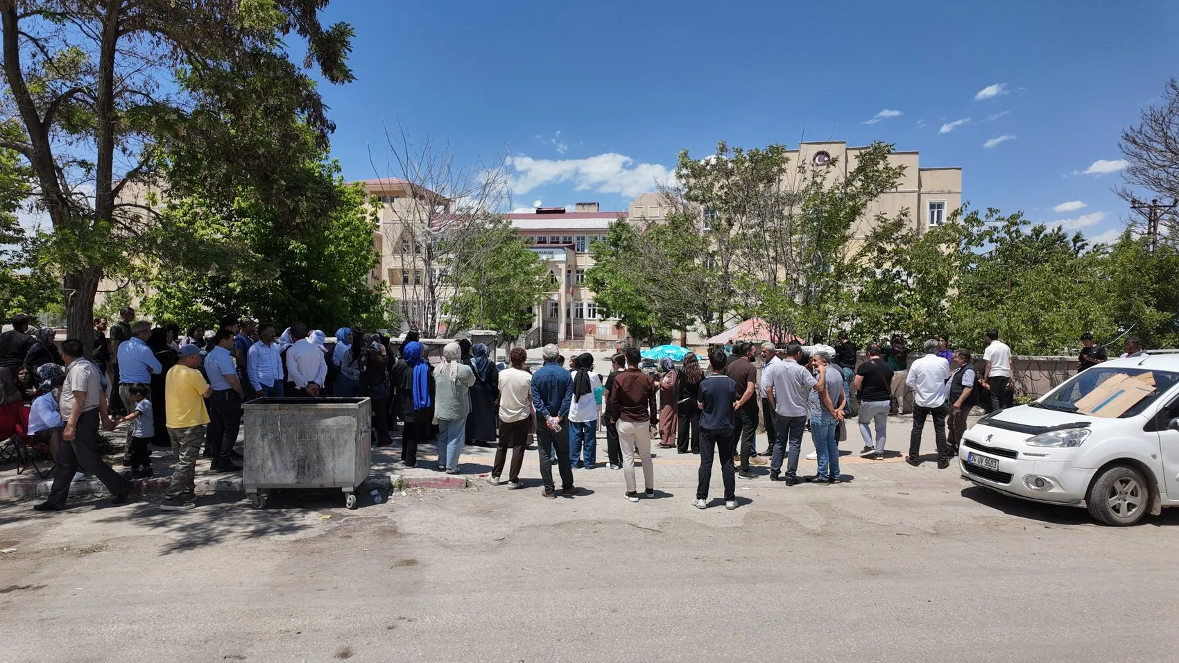 43 yaşındaki anne çocuklarıyla aynı sınav sırasında ter döktü