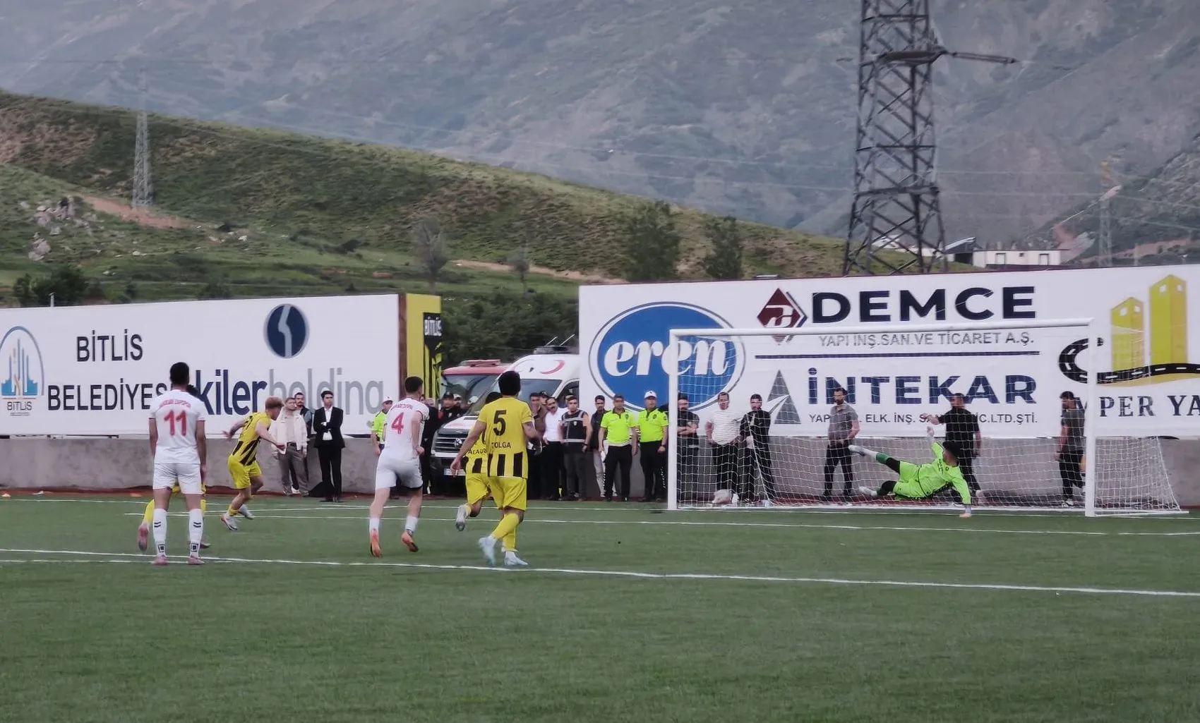 Bitlis Spor 1916 uzatmalarda güldü final kapısını araladı